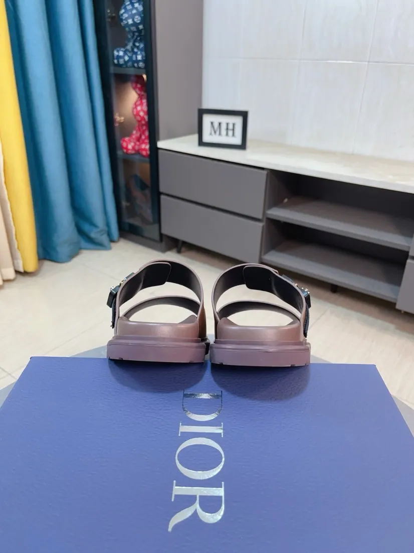 Men's Men's Shoes 💰320🌸🌸Dior Aqua Men's Sandals Slippers. Showcasing Dior haute couture design. The Dior gray suede strap is accented with an aluminum Dior buckle for added style. Paired with a comfortable tonal notch sole, they pair easily with shorts or jeans for a sophisticated look. Main body: suede cow leather, technical fabric lining: cow leather, with adjustable straps, aluminum Dior buckle, Dior gray EVA insole, tonal notch rubber outsole splicing structure👌👌size: 38-44 (45.46 customized)